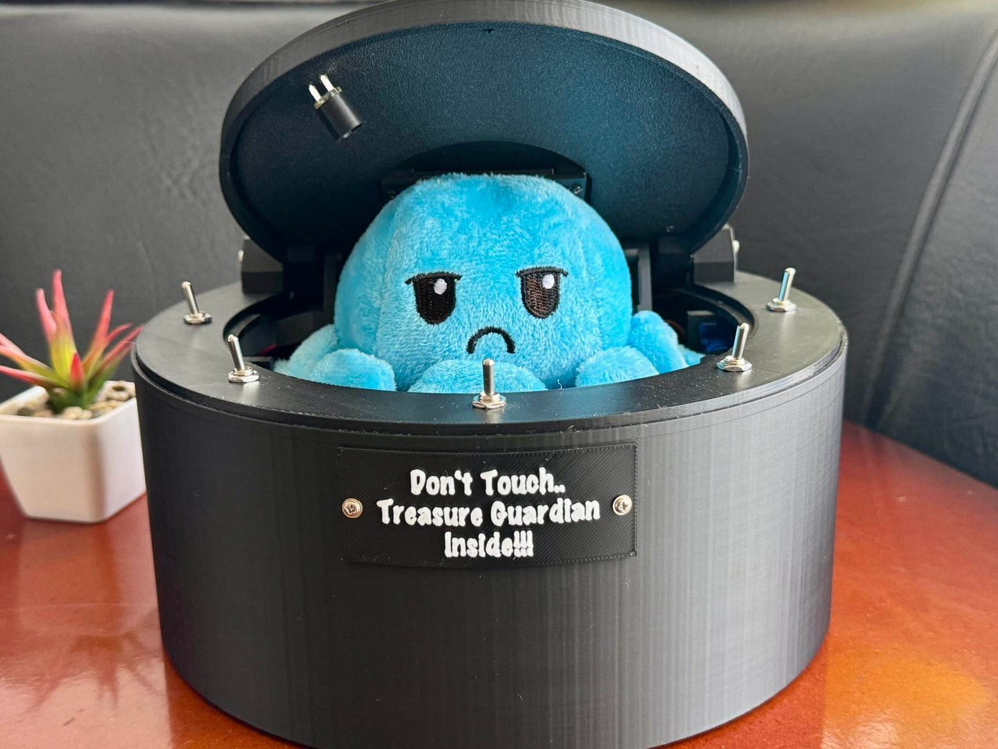 DON’T TOUCH!!! OCTOPUS TREASURE GUARDIAN INSIDE