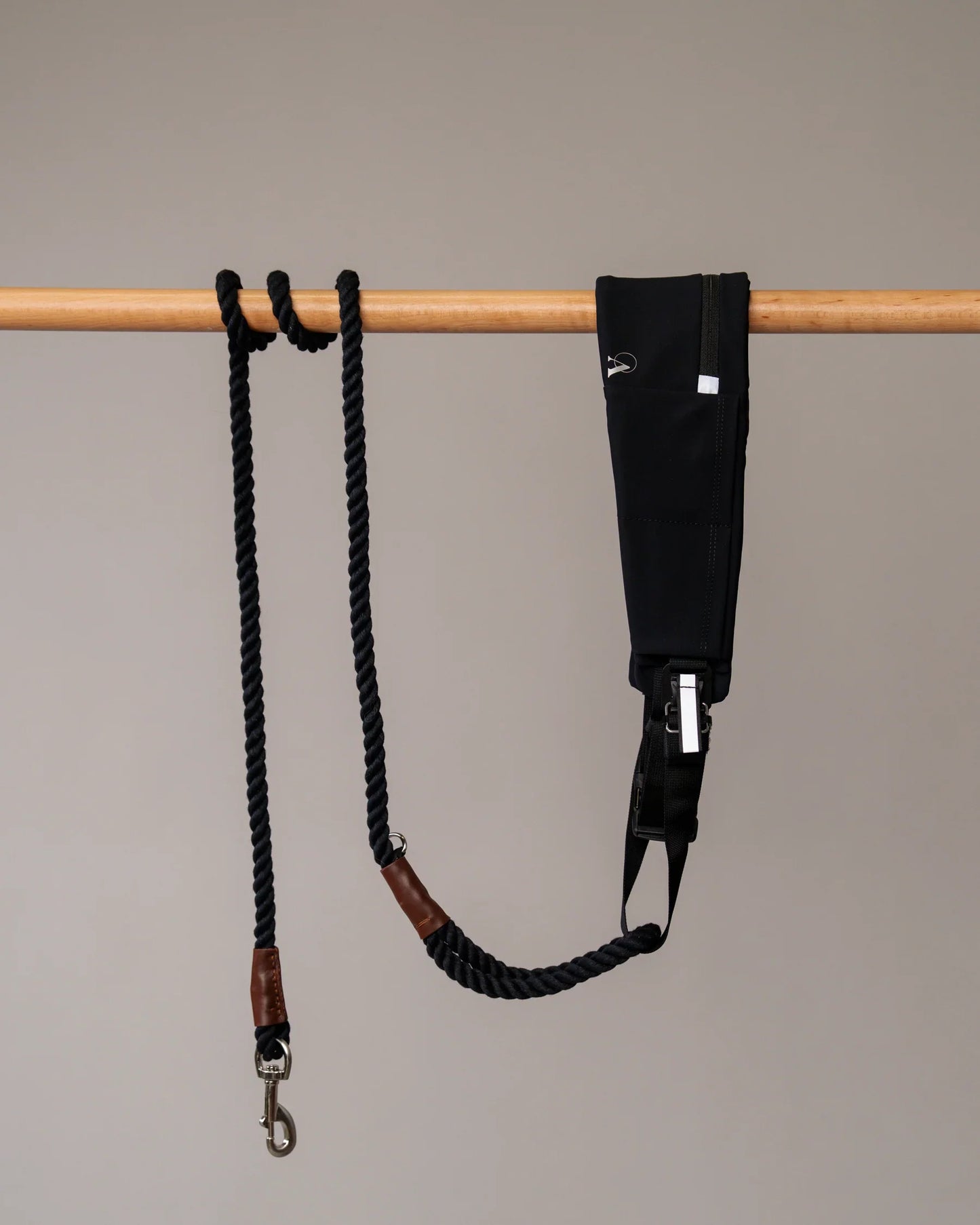Walk any dog hands-free and under control